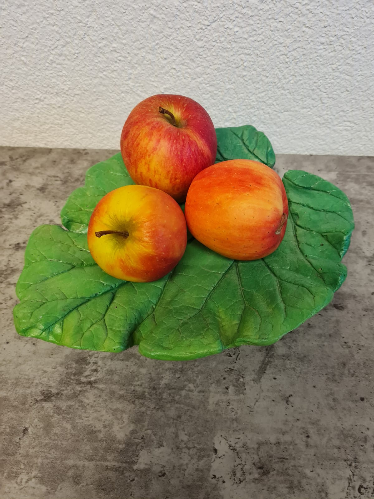 Obstschale im Blattdesign aus Beton dkg Obstschale im Blattdesign aus Beton